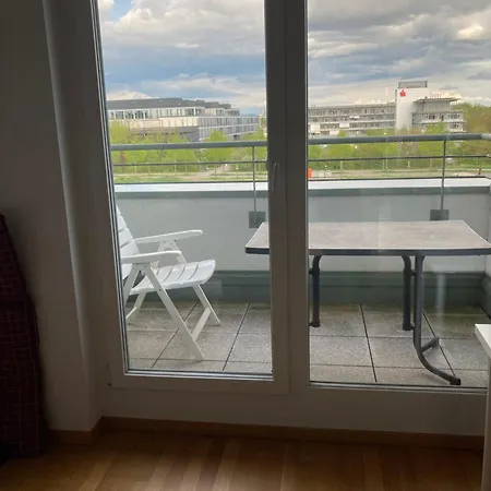 Lägenhet Mit Balkon In Neuer, Heller Penthouse
